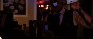 Niespodzianka na wesele w postaci barmana. Barman robi drinka. Leje rum do kieliszka.